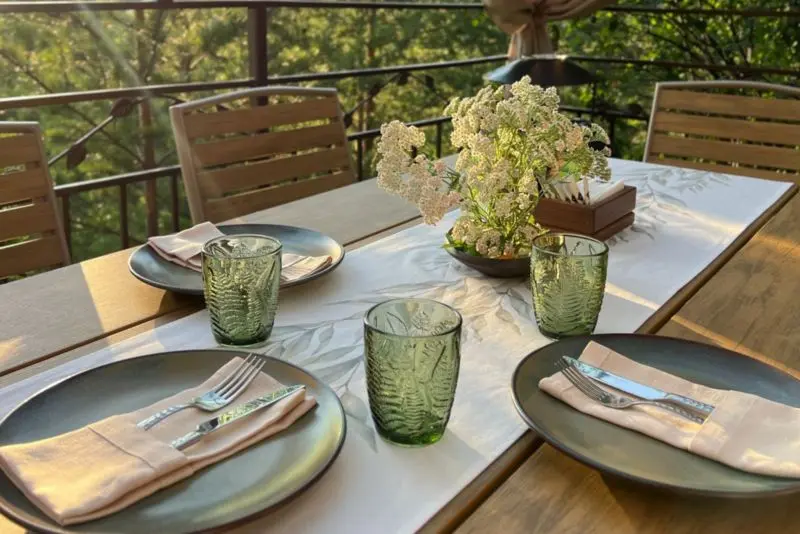 Стильная сервировка стола изображение